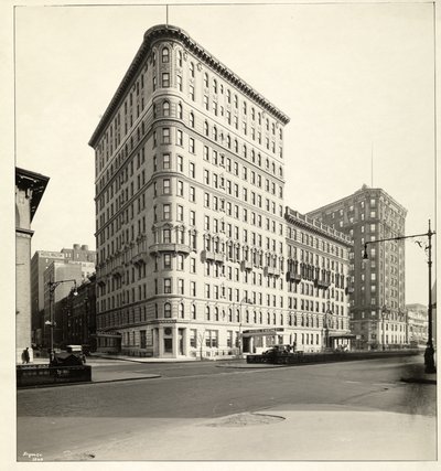 Näkymä Hotel Embassysta Broadwaylla ja 70th Streetillä, New Yorkissa, 1921 (hopeagelatiiniprintti) tekijältä Byron Company