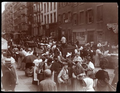 Näkymä väkijoukosta ja kauppiaista Hester Streetillä, New Yorkissa, 1899 (hopeagelatiiniprintti) tekijältä Byron Company