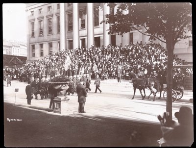 Näkymä väkijoukosta Brooklyn Borough Hallin portailla Brooklynin poliisiparaatin aikana, 1897 (hopeagelatiiniprintti) tekijältä Byron Company