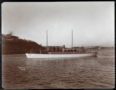 Näkymä New York Yacht, Launch und Engine Co:n jahdista Mousquetaire Harlem-joella, New York, 1905 (hopeagelatiinivedos). tekijältä Byron Company