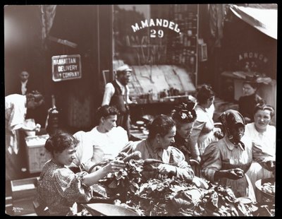 Näkymä naisista, jotka ostavat vihanneksia kauppiaalta Hester Streetillä, New Yorkissa, 1898 (hopeagelatiiniprintti) tekijältä Byron Company