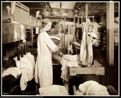 Naiset merkitsevät pyykkipusseja Carolyn Laundryssa osoitteessa 111 east 128th Street, East Harlem, New York, 1928 (hopeagelatiiniprintti) tekijältä Byron Company