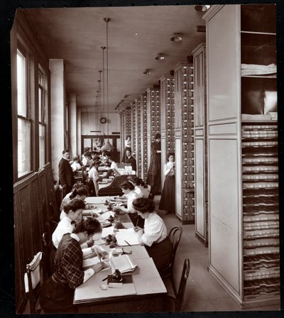 Naiset työskentelevät arkistointihuoneessa, miehen valvonnassa, Metropolitan Life Insurance Co.:ssa osoitteessa 23rd Street ja Madison Avenue, New York, 1907 (hopeagelatiiniprintti) tekijältä Byron Company