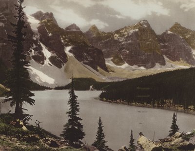 Moraine Lake ja Valley of Ten Peaks (värikuva) tekijältä Byron Hill Harmon