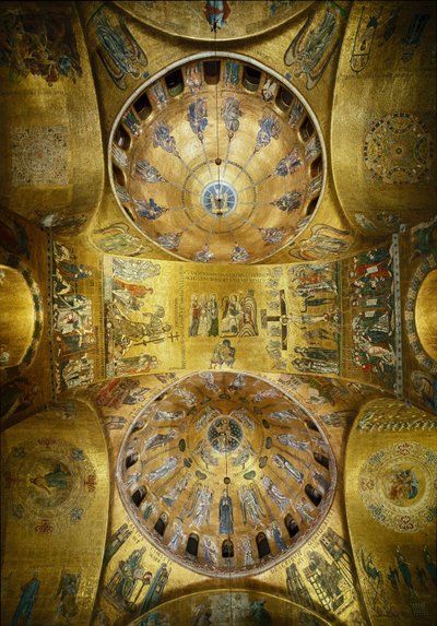 Bysanttilainen arkkitehtuuri: näkymä kupoleista, joissa on mosaiikit kultaisella taustalla (romaaninen ja bysanttilainen tyyli), jotka kuvaavat helluntailaista (1250-1300) ja Ascensionia (1200-luvun alku). Basilica San Marco (Basilica of San Marco) Venetsi tekijältä Byzantine
