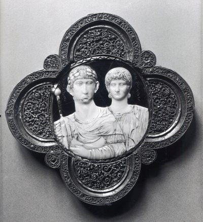 Cameo, joka kuvaa keisari Honoriusa (395-423) ja hänen vaimoaan Mariaa (norsunluu ja metalli) (katso myös 189590) tekijältä Byzantine