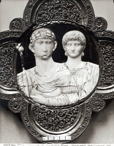 Cameo, joka kuvaa keisari Honoriusa (395-423) ja hänen vaimoaan Mariaa (norsunluu ja metalli) (katso myös 189591) tekijältä Byzantine
