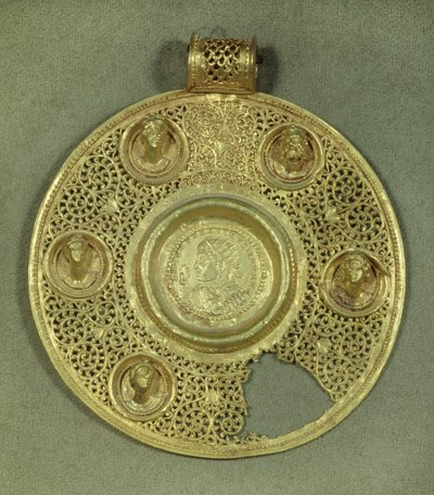 Kultainen pyöreä medaljonki: Konstantinus I Suuren (270–337 jKr.) solidus iskee Sirmiumiin vuonna 321 jKr. opus-runkokehyksessä, jota koristaa 5 kohokuviorintakuvaa. 4. vuosisadalla jKr. Aurinko 0,092 m Pariisi, Musee du Louvre tekijältä Byzantine