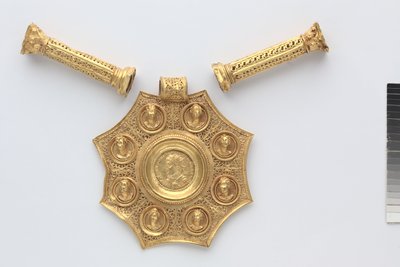 Kahdeksankulmainen riipus ja kaksi välikappaletta korinttilaisten pylväiden muodossa, 324-326 (kulta) tekijältä Byzantine