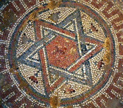 Yksityiskohta mosaiikkilattiasta, joka kuvaa Daavidin tähteä Bysantin kirkosta Shilohissa, Länsirannalla, 4. vuosisadalla jKr. (mosaiikki) tekijältä Byzantine Byzantine