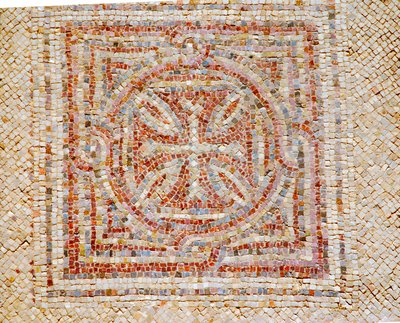 Yksityiskohta rististä Bysantin kirkon mosaiikkilattiasta Shohamissa Israelissa, noin 500-luvulla jKr. (mosaiikki) tekijältä Byzantine Byzantine