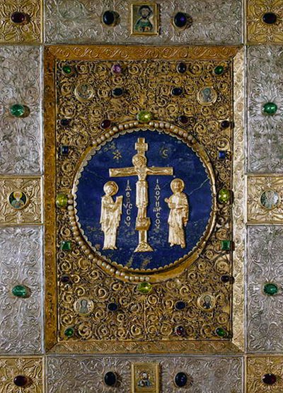 Ikoni, joka kuvaa Kristusta Neitsyt ja Pyhän Johannes Kastajan ristillä neljän evankelistan medaljoneilla tekijältä Byzantine Byzantine