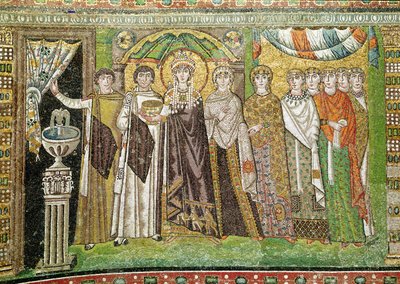 Keisarinna Theodora kahden ministerin ja seitsemän naisen hovin kanssa, noin 547 jKr (mosaiikki) tekijältä Byzantine School