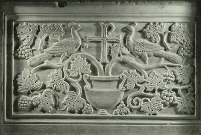 Riikinkukot ja viiniköynnökset (marmori) tekijältä Byzantine School