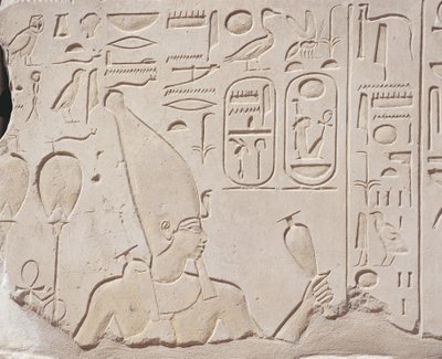 Egypti, Karnak, Hatshepsutin punainen kappeli, helpotus viiniuhrista Hatshepsutille tekijältä J.B. and Brown J. Rowbotham
