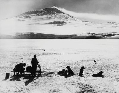 Robert Falcon Scottin (1868-1912) Etelänavan tutkimusmatka ennen Erebuksen tulivuorta Rossin saarella, 15. tammikuuta tekijältä J.B. and Brown J. Rowbotham