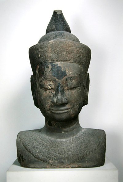 koristeltu Buddhan rintakuva; 15.–16. yritys (hiekkakivi) tekijältä Cambodian School