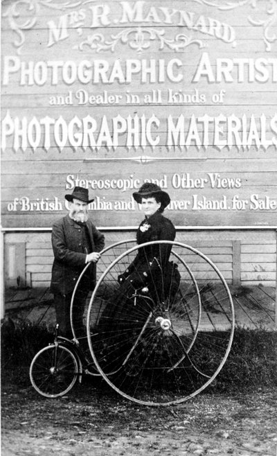 Richard ja Hannah Maynard Mrs. Maynardsin studion ulkopuolella, 1880-luku tekijältä Canadian Photographer