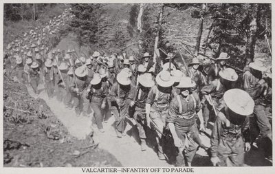 Val Cartier-Jalkaväki lähdössä paraatiin 1915 (s/w kuva) tekijältä Canadian Photographer