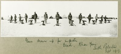 Aseet, jotka on laadittu tarkastettavaksi rannalla, Khan Yunis, syyskuu 1917 tekijältä Capt. Arthur Rhodes