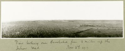 Näkymä Beersheban ylle kahden mailin puolelta Hebron Roadia ylöspäin, 3. marraskuuta 1917 tekijältä Capt. Arthur Rhodes