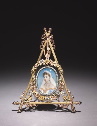Kolmion muotoinen kehys tsaaritar Alexandra Feodorovnan muotokuvalla, 1896-1908 tekijältä Carl Fabergé