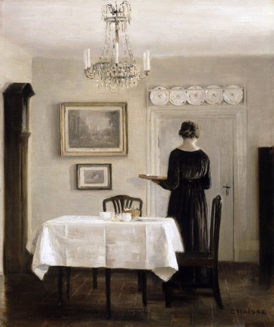 Sisustus, jossa nainen kantaa tarjotinta,1905 k. tekijältä Carl Holsoe