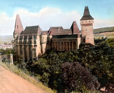 Romania, Transilvania, Hunyadin linna (tunnetaan myös nimillä Hunyadin linna, Corvinin linna tai Hunedoaran linna), kuvan päivämäärä: noin 1920. Carl Simonin arkisto tekijältä Carl Simon