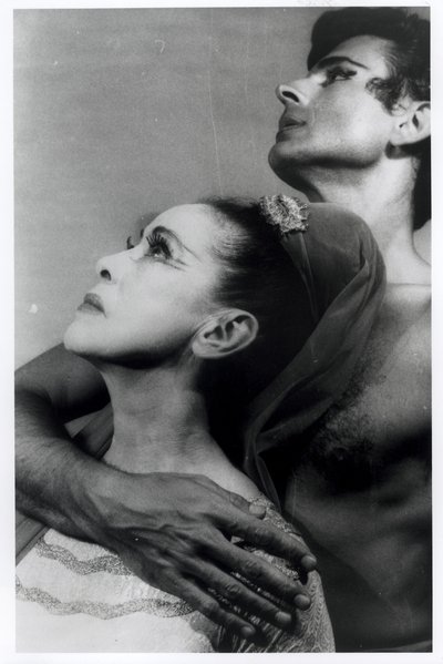 Martha Graham (1894-1991) ja Bertram Ross (1920-2003) "Visionary Recital" -näytelmässä 27. kesäkuuta 1961 (gelatiinihopeapaino). tekijältä Carl Van Vechten