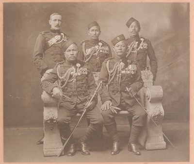 Kuninkaan intiaanien järjestysupseerit Gurkha-rykmenteistä tekijältä Carl Vandyk