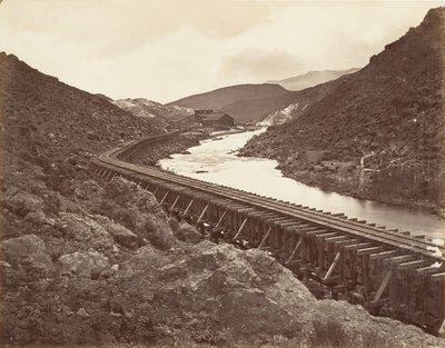 Eureka Quartz Mill and Flume, Nevada, 1875, painettu n. 1876. tekijältä Carleton Emmons Watkins