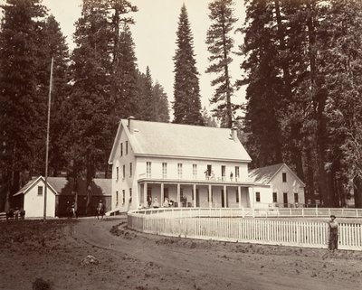 Mammoth Grove Hotel, n. 1872, painettu n. 1876. tekijältä Carleton Emmons Watkins