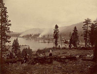 Näkymä Gleenbrookin [sic] lahdelle, Tahoe-järvi, jossa näkyy Carsonin ja Tahoe Lumber and Flume Co:n sahat, aallonmurtaja ja höyrylaivat, sekä Tahoe-järven päätepysäkki, N.G.R.R.:n järvi. tekijältä Carleton Watkins