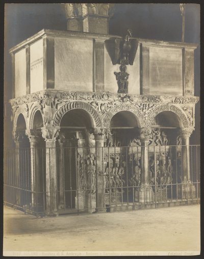 Milano - S. Ambrogion basilika - 6. vuosisadan kristillinen ambo ja sarkofagi. tekijältä Carlo Brogi