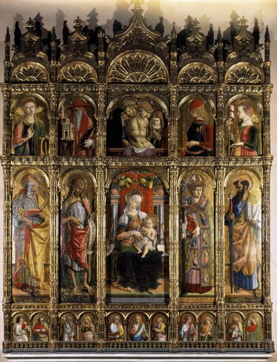 Polyptyc esittelee Pietaa, ja ala-arvoinen puolue madonna lapsen kanssa tekijältä Carlo Crivelli