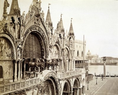 Venetsian San Marcon basilikan hevoset - valokuvaus C. Naya tekijältä Carlo Naya