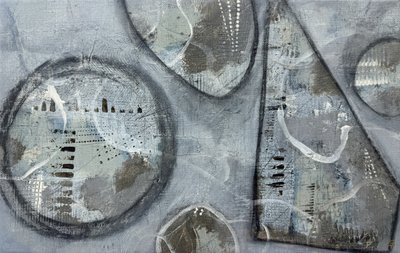 Teksturoidut harmaat muodot tekijältä Carolina Gårdheim