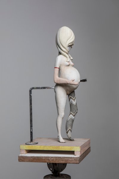 Degas-nukke 1, 2017 (maalattu hartsi, teräs, puu) tekijältä Cathie Pilkington