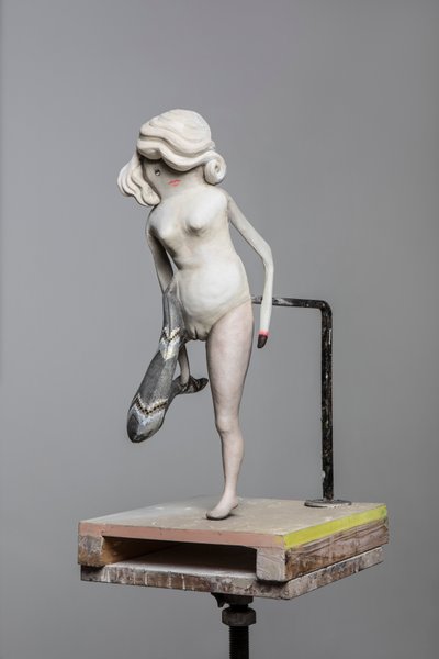 Degas-nukke 2, 2017 (maalattu hartsi, teräs, puu) tekijältä Cathie Pilkington