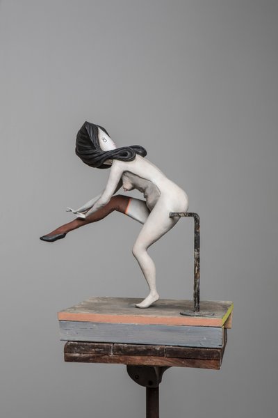Degas-nukke 5, 2017 (maalattu hartsi, teräs, puu) tekijältä Cathie Pilkington