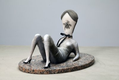 Dirty Love Pillow, 2014 (kangas, savi, maali graniitille) tekijältä Cathie Pilkington