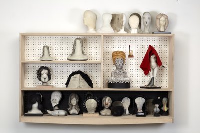 Head Case, 2016 (kipsi, puu, nahka, huopa, huopakynä, öljymaali, kangas, peilit, naulalevy, MDF). tekijältä Cathie Pilkington
