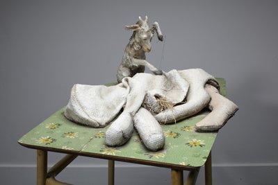 Äiti, 2010 (puu, huopa, olki, savi, pellava, teräs, maali) tekijältä Cathie Pilkington