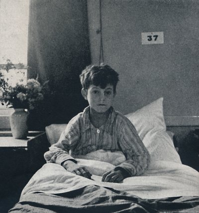 Pieni lapsi, joka vetää kevyesti henkeään ja tuntee elämän jokaisessa raajassa, mitä sen pitäisi tietää tekijältä Cecil Beaton