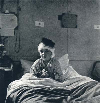Pieni lapsi, joka vetää kevyesti henkeään ja tuntee elämän jokaisessa raajassa, mitä sen pitäisi tietää tekijältä Cecil Beaton