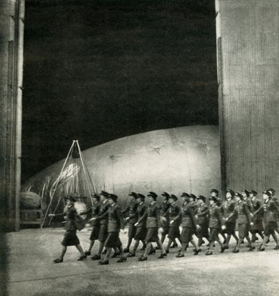 A Balloon Centressä, vuodelta 1943. tekijältä Cecil Beaton