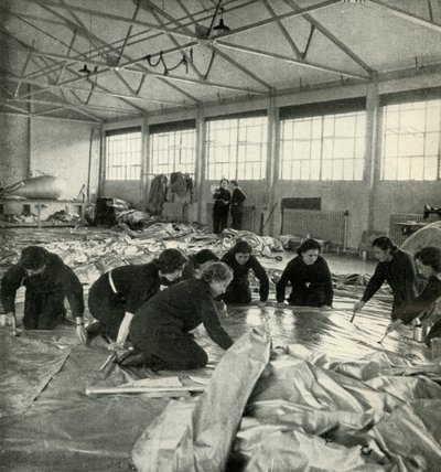 Balloon Fabric Workers, c1943. tekijältä Cecil Beaton