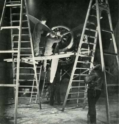 Flight Mechanics, myös W.A.A.F. Kauppa, v1943. tekijältä Cecil Beaton