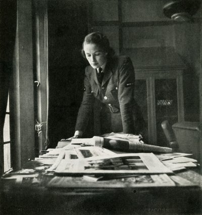 Lukusalissa, vuodelta 1943. tekijältä Cecil Beaton