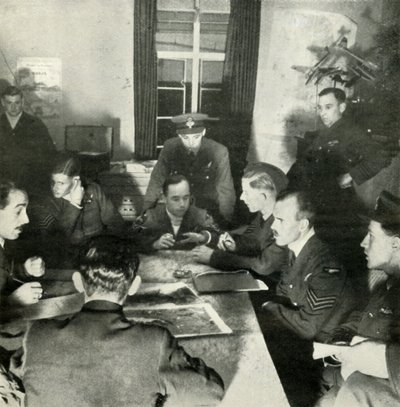 Lentomiehistön kuulustelu, W.A.A.F. Apua tässä työssä, c1943. tekijältä Cecil Beaton